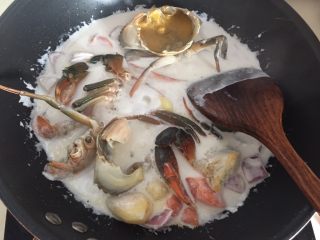 22、泰式椰浆土豆咖喱蟹,然后放入青蟹和鸡蛋液翻拌均匀盖上锅盖煮沸后转小火炖10分钟