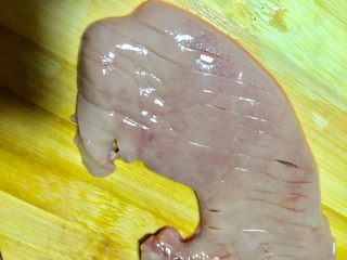 3、爆炒腰花,不能切穿腰底