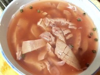 6、爆炒腰花,切好的腰花放在两勺料酒和花椒水里浸泡