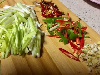 9、爆炒腰花,把姜蒜切米，其它切丝备用