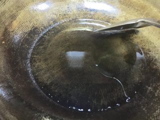 14、爆炒腰花,铁锅开大火倒入菜籽油