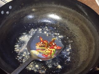 15、爆炒腰花,油温升高后将切好的蒜米姜米，泡椒块按顺序放入油锅里炒香