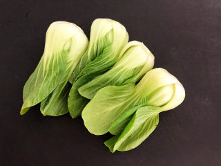 1、鲍鱼捞饭,把小油菜清洗干净