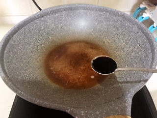 11、鲍鱼捞饭,炒锅烧热后加入1小勺玉米油，油烧热后加入加入蚝油，豉油和精盐，再加入2大勺水，调匀