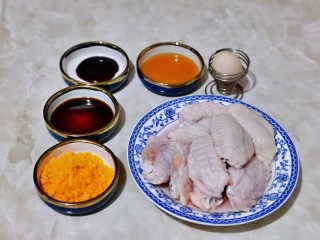 1、蛋黄焗鸡翅,准备食材,鸡蛋最后没用哈,蛋黄调味料加入少量水搅拌均匀至稠状。