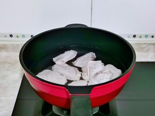 3、蛋黄焗鸡翅,焯水,冷水下锅,烧开后煮2分钟捞出。