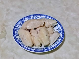 4、蛋黄焗鸡翅,用冷水反复冲洗干净,淋干水分装盘备用。