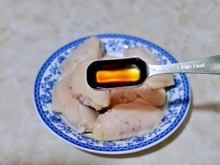 5、蛋黄焗鸡翅,加入料酒去腥。