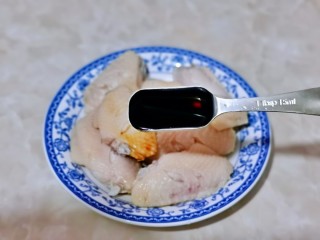 6、蛋黄焗鸡翅,加入生抽调味。