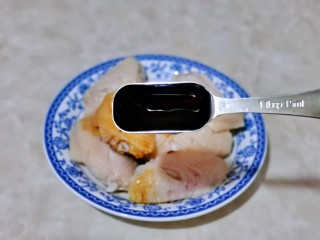 7、蛋黄焗鸡翅,最后加入蚝油。