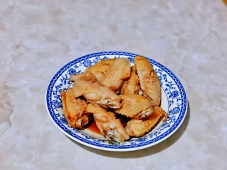 8、蛋黄焗鸡翅,按个人口味加入盐,抓拌均匀,腌制30分钟以上。