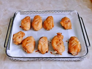 9、蛋黄焗鸡翅,炸网上垫油脂,摆放上腌制好的鸡翅。