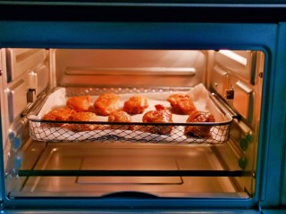 10、蛋黄焗鸡翅,入中层空气炸180度 20分钟。