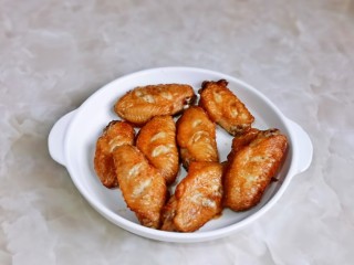 11、蛋黄焗鸡翅,20分钟后,取出鸡翅装盘备用。
