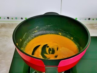 12、蛋黄焗鸡翅,开始炒蛋黄调味料,锅中加入油,倒入调好的蛋黄调味料。