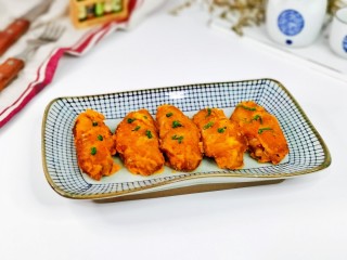 15、蛋黄焗鸡翅,盛出装盘,撒上葱花。