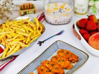 17、蛋黄焗鸡翅,小朋友的下午茶,无油炸薯条,咸蛋黄鸡翅,芒果西米露,水果,放假的标配。