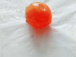 2、流心奶黄月饼,咸蛋黄喷高度白酒180℃烤8分钟左右 出油,不要烤糊