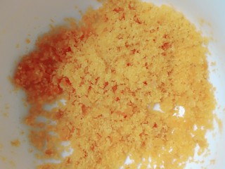 3、流心奶黄月饼,不管用任何方式把它弄碎,碎碎碎碎的,不然影响流沙口感和状态