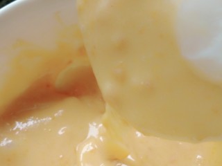 6、流心奶黄月饼,加入椰浆 不要一次全部加进去 要看馅料的状态 不可以太稀 能流动就好 如果也讲全都加进去还是很干加少量牛奶