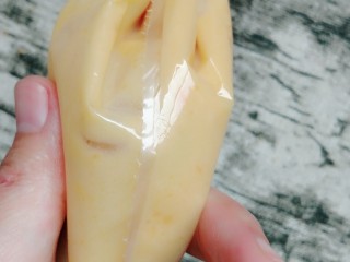 7、流心奶黄月饼,由于流沙馅冻起来很费劲儿,建议装裱花袋挤出10g一个的小剂子冻,用的时候不要全部拿出来,用一个拿一个否则会化的特别快