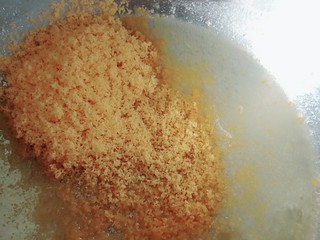 10、流心奶黄月饼,放入碎碎的咸蛋黄