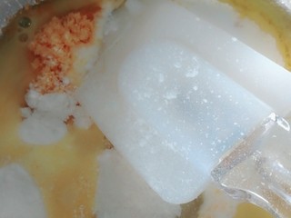 11、流心奶黄月饼,把其他奶黄馅的所有材料放入,我是隔水加热的但是你可以试一下蒸的