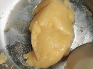 12、流心奶黄月饼,过程中要搅拌 直至粘稠