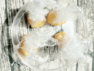 13、流心奶黄月饼,分成15g一个的小团团 冷藏