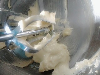 15、流心奶黄月饼,黄油软化加砂糖打发白