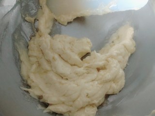 16、流心奶黄月饼,加入鸡蛋打至吸收 不要打分离了