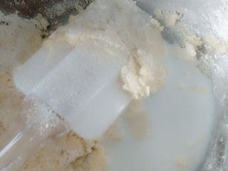 18、流心奶黄月饼,加入牛奶 混合均匀