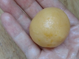 20、流心奶黄月饼,组装 奶黄馅包入流沙,动作快点 ,一定要包住 不要有的地方厚有的地方薄否则烤的时候你会后悔的!包好继续冷冻至硬 不然一会不好包皮