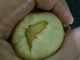 21、流心奶黄月饼,再将皮包上