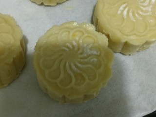 22、流心奶黄月饼,压模具 冷冻一宿 一定硬硬的 烤的时候表面喷水 然后刷一层蛋液