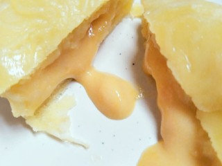 24、流心奶黄月饼,吃吧