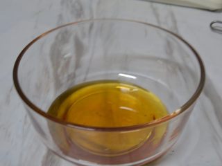 1、豆沙蛋黄月饼,月饼转化糖浆内加入枧水拌匀