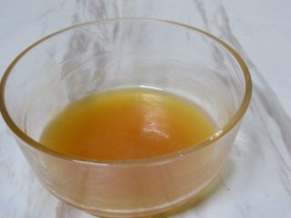 2、豆沙蛋黄月饼,加入玉米油拌匀至乳化状态