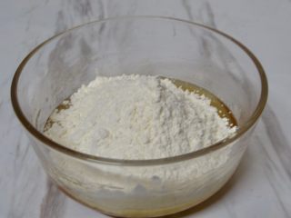 3、豆沙蛋黄月饼,过筛入低筋粉