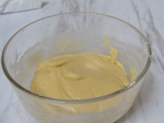 4、豆沙蛋黄月饼,用刮刀拌匀