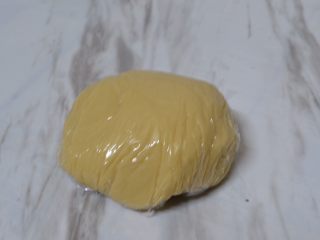 5、豆沙蛋黄月饼,再用保鲜膜包好，静置1个小时