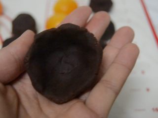 7、豆沙蛋黄月饼,取一份红豆沙，中心按扁