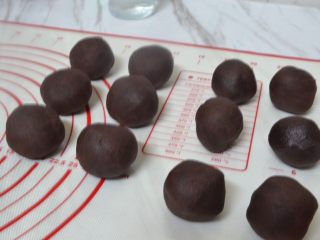 9、豆沙蛋黄月饼,蛋黄+豆沙加起来34g，分成12份