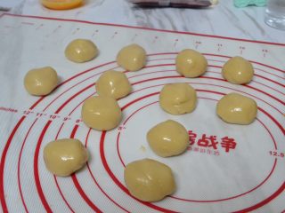 10、豆沙蛋黄月饼,饼皮平均分成16g一份，分成12份