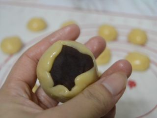 12、豆沙蛋黄月饼,放上内馅，虎口向上推收紧