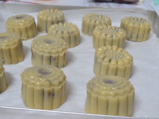 14、豆沙蛋黄月饼,表面喷少许清水，烤箱预热200°，烤8分钟定型