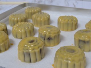 15、豆沙蛋黄月饼,取一蛋黄加少许清水拌匀，饼胚刷少许蛋黄水，烤箱预热180°烤10分钟，烤好后晾凉密封保存回油三天再食用