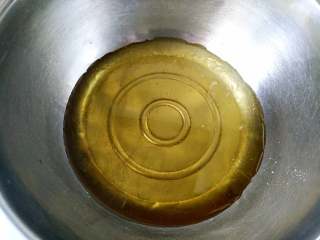 1、 广式五仁月饼蜂蜜版（不用转化糖浆）,将蜂蜜、花生油和枧水混合