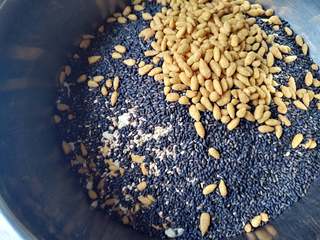 5、 广式五仁月饼蜂蜜版（不用转化糖浆）,准备馅料，将所有干果和果脯混合