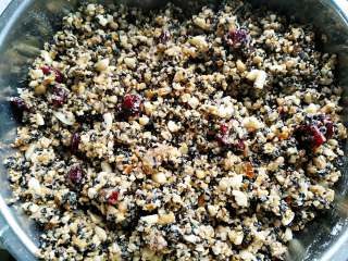 9、 广式五仁月饼蜂蜜版（不用转化糖浆）,混合均匀